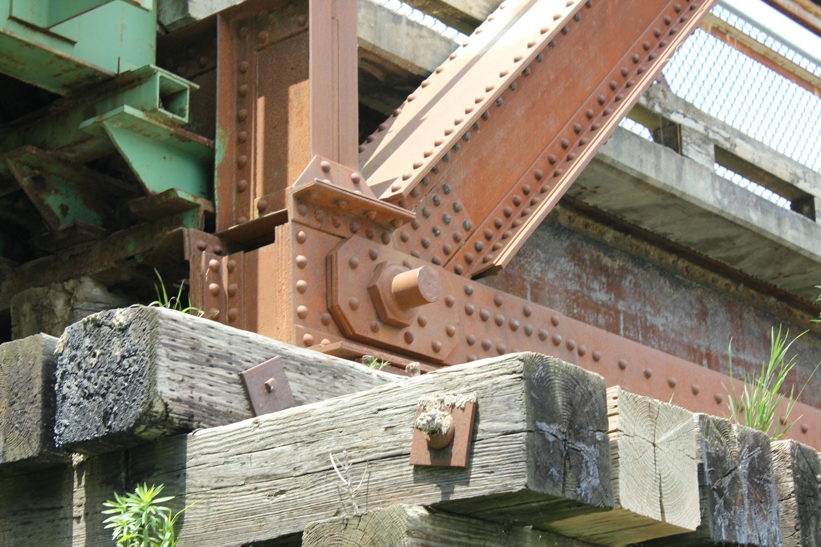 Lower angle connection, south span